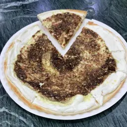 منقوشة زعتر مع الجبنة - وسط